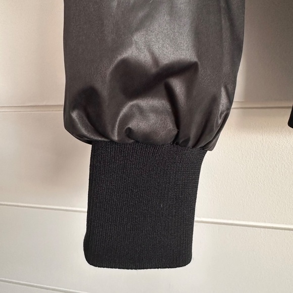 ✨ Old Navy Water-Resistant Bomber Jacket – XS ✨ - Picture 5 of 8